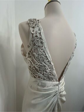 Elegant Ivory Beaded Lace-Back Bridal Gowns Dress - Size 9/10 NEW
